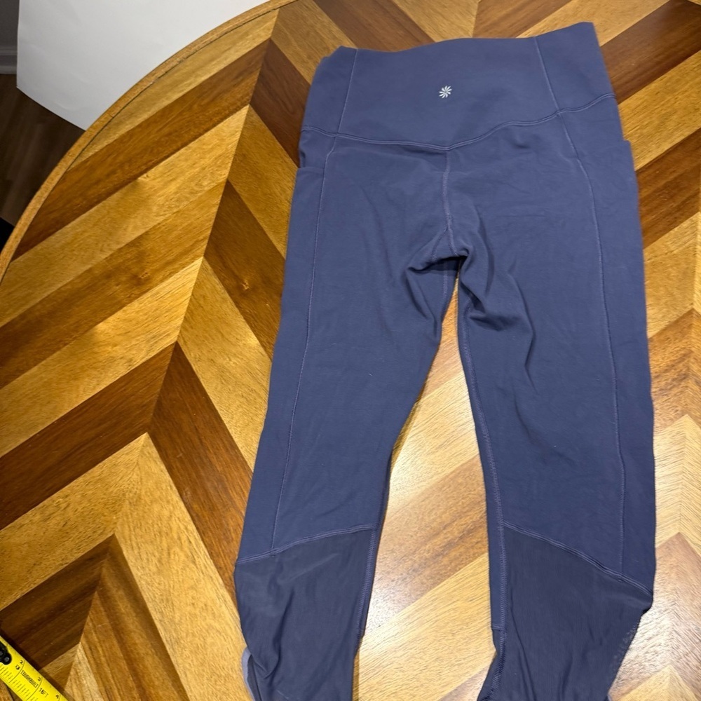 Athleta Salutation Stash Pocket II capri Women's blue Leggings